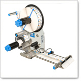 Etikettiermaschine mit zwei Rollen, einem Abroller und einem Ausgabemechanismus für präzises Etikettieren von Produkten.
