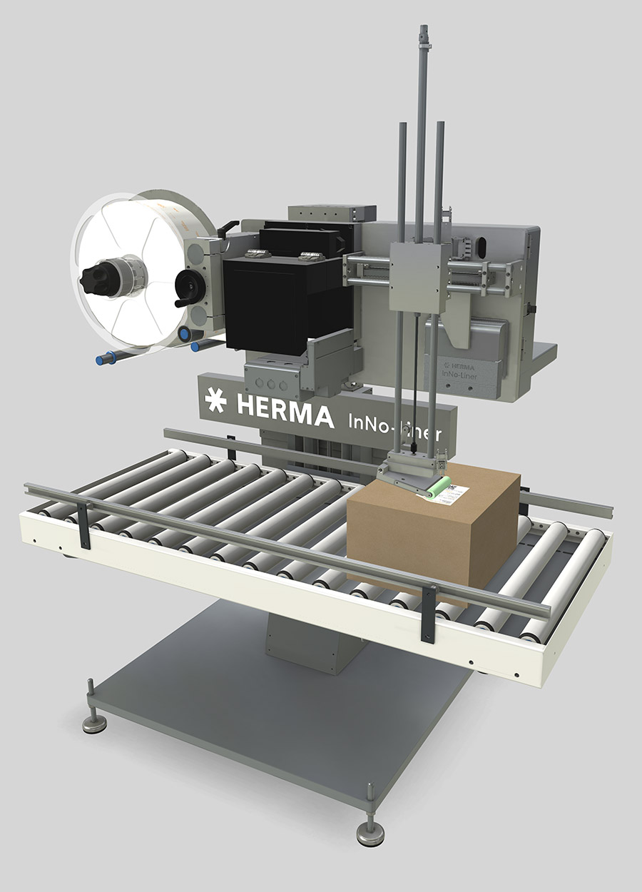 Automatisches Etikettiersystem von HERMA mit Förderband und einem Karton, der mit einem Etikett versehen wird.
