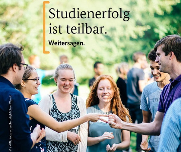 Gruppengespräch von Studierenden im Freien, die sich die Hände schütteln. Text: "Studienerfolg ist teilbar. Weitersagen."