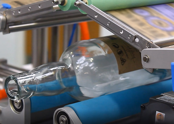Plastik- und Glasflaschen-Etikettierung mit HERMA Etikettiermaschinen