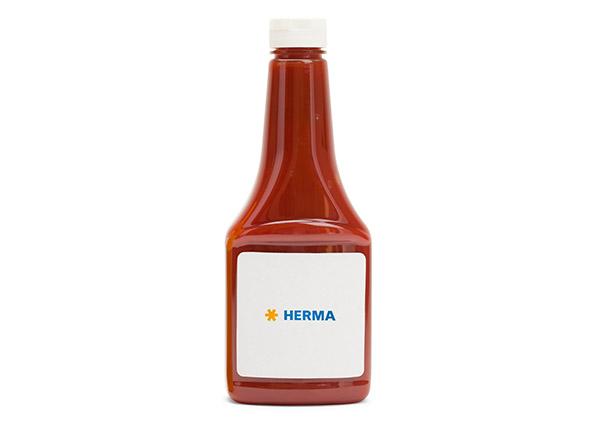 Etikettierung von Ketchup-Flaschen aus Plastik