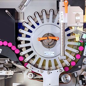 HERMA Impfstoff-Etikettierung mit Drehstern