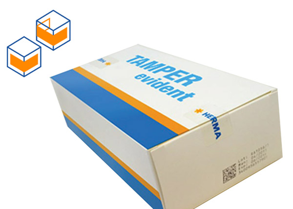 Verpackung mit der Aufschrift "TAMPER evident" in Blau und Orange, hergestellt von HERMA. Enthält Sicherheitsmerkmale gegen Manipulation.
