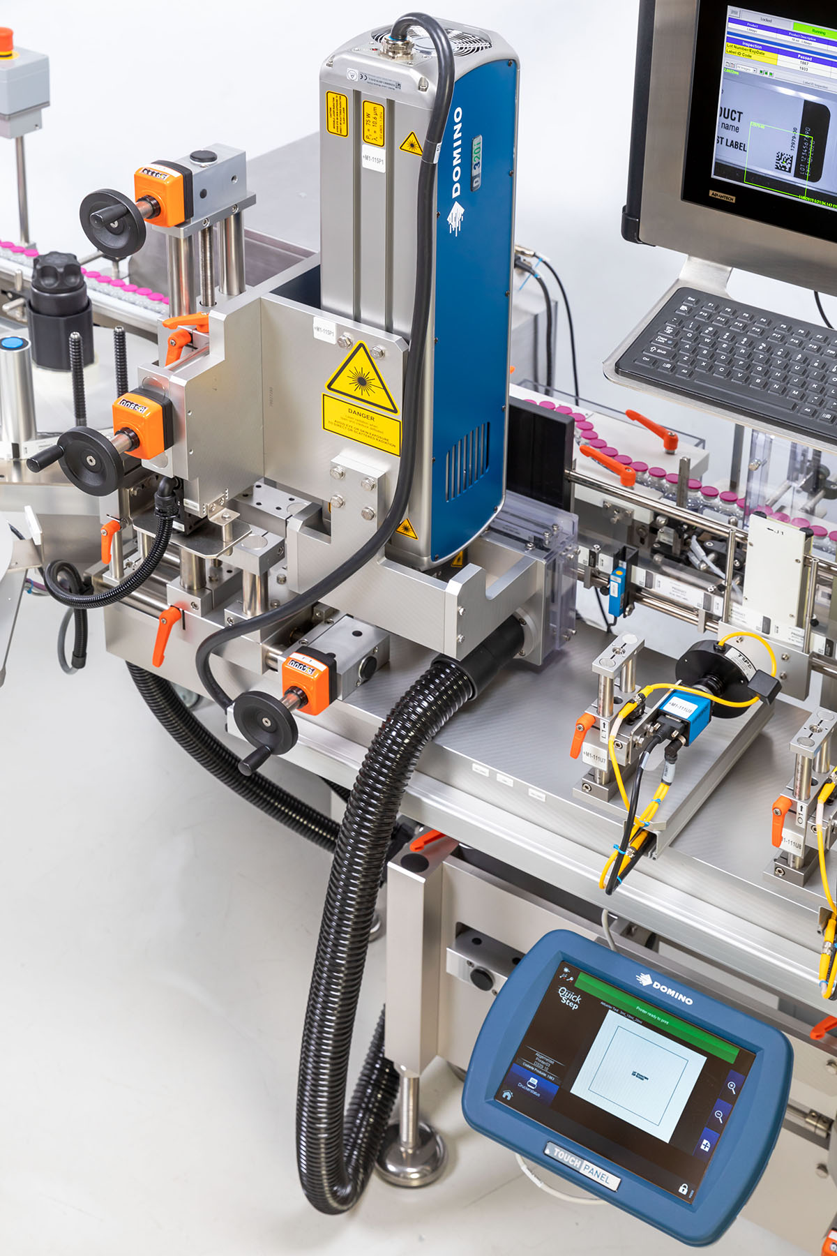 Industrielle Kennzeichnungsmaschine mit einem Druckkopf, Steuerbildschirm und verschiedenen Anschlüssen für Etikettierung und Codierung.