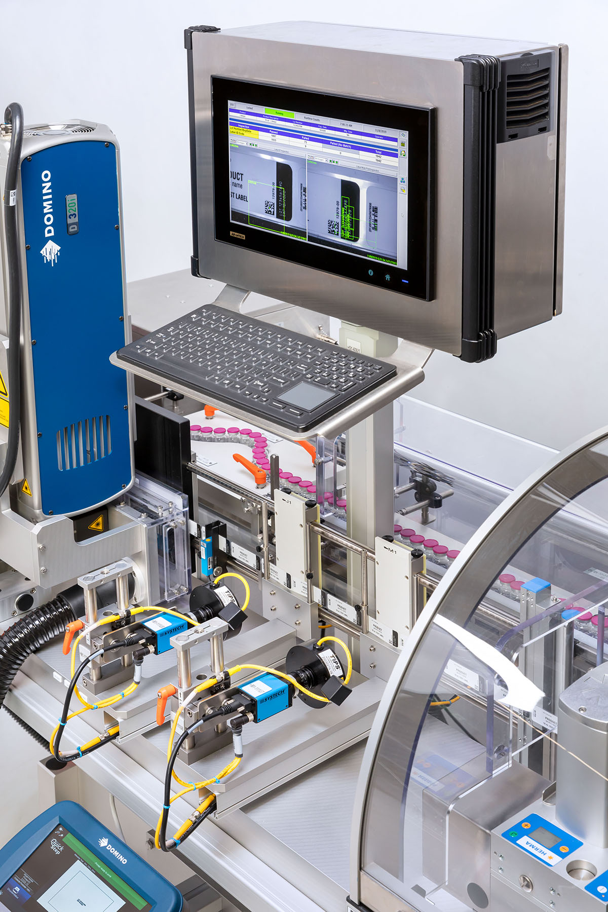 Industrielle Kennzeichnungsmaschine mit Bildschirm, Tastatur und verschiedenen Sensoren zur automatisierten Etikettierung und Codierung.
