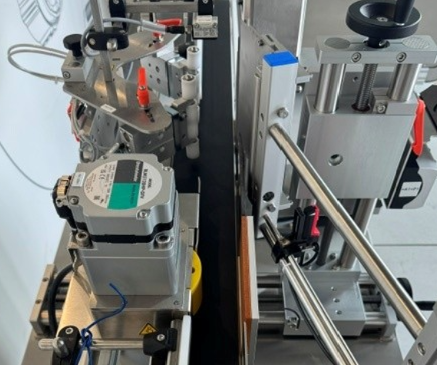 Maschinenkomponenten auf einem Förderband, einschließlich Motoren und Halterungen, zur Automatisierung von Produktionsprozessen.