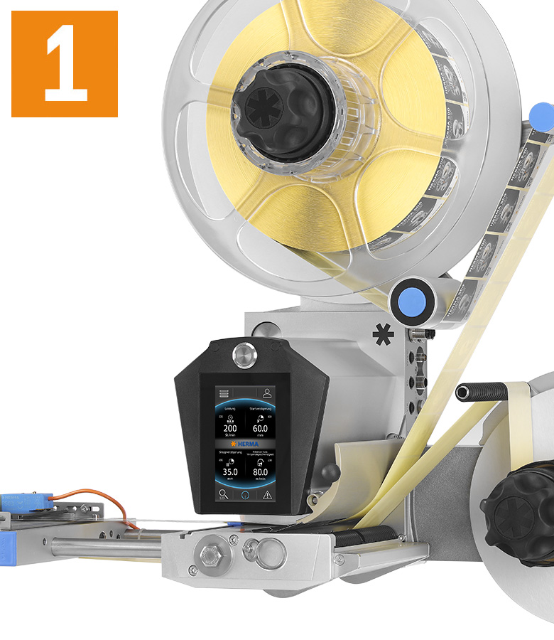 Eine Maschine mit einer großen Spule, einem digitalen Steuerdisplay und einem mechanischen Arm zur Verarbeitung von Materialien.