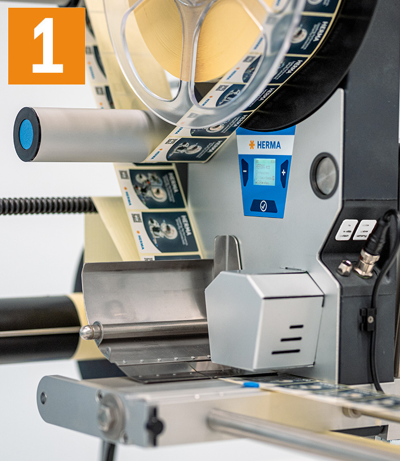 Etikettiermaschine mit einer Rolle Etiketten, Steuerdisplay und Bedienelementen. Die Maschine ist bereit für den Etikettierprozess.