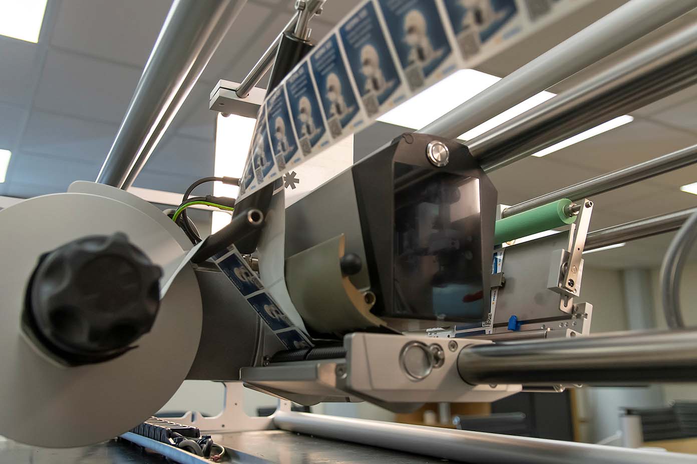 Eine Druckmaschine mit einem Rollenmechanismus, die mehrere Drucke von Ausweisen oder ähnlichen Dokumenten verarbeitet.