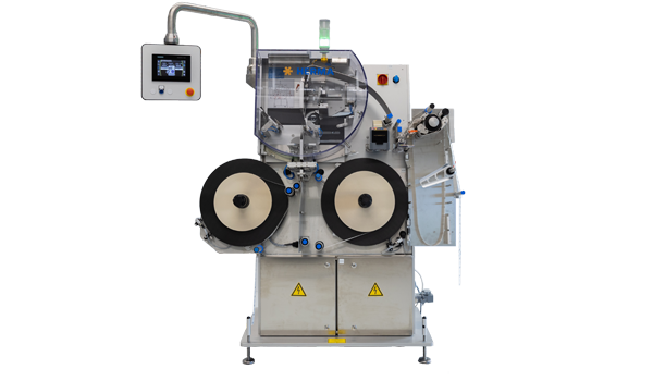 Maschine mit zwei großen Walzen, Steuerungseinheit und verschiedenen Anschlüssen zur Verarbeitung von Materialien.