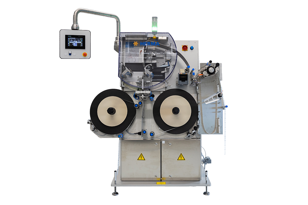 Eine industrielle Maschine mit zwei großen Walzen, einem Bedienfeld und verschiedenen Steuerungselementen zur Verarbeitung von Materialien.