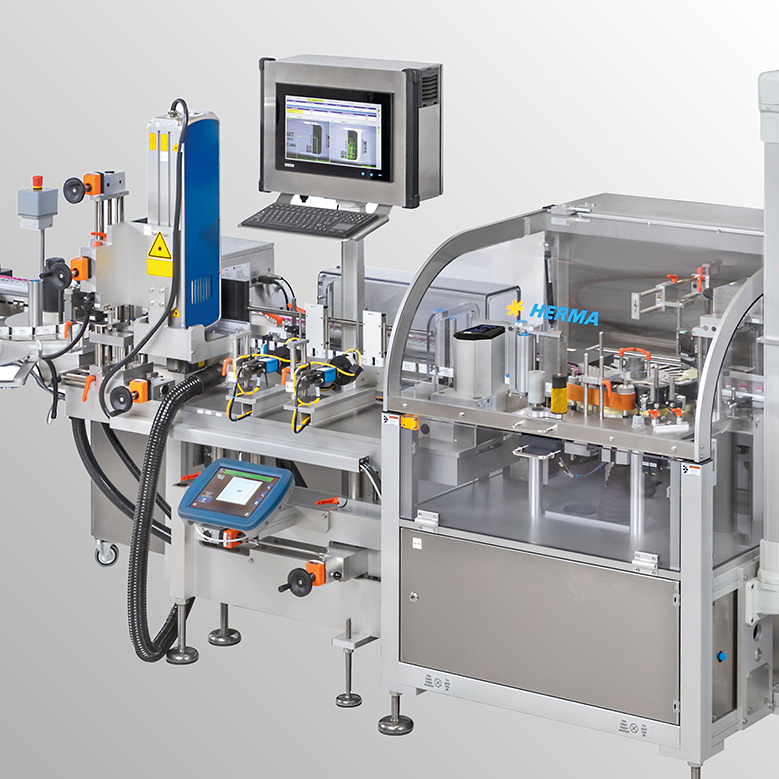 Automatisierte Verpackungsmaschine mit Monitor, Steuerungselementen und transparentem Gehäuse zur Überwachung des Verpackungsprozesses.