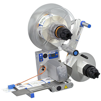 Etikettiermaschine mit zwei Rollen, Steuerungselementen und einem Förderband zur automatischen Etikettierung von Produkten.