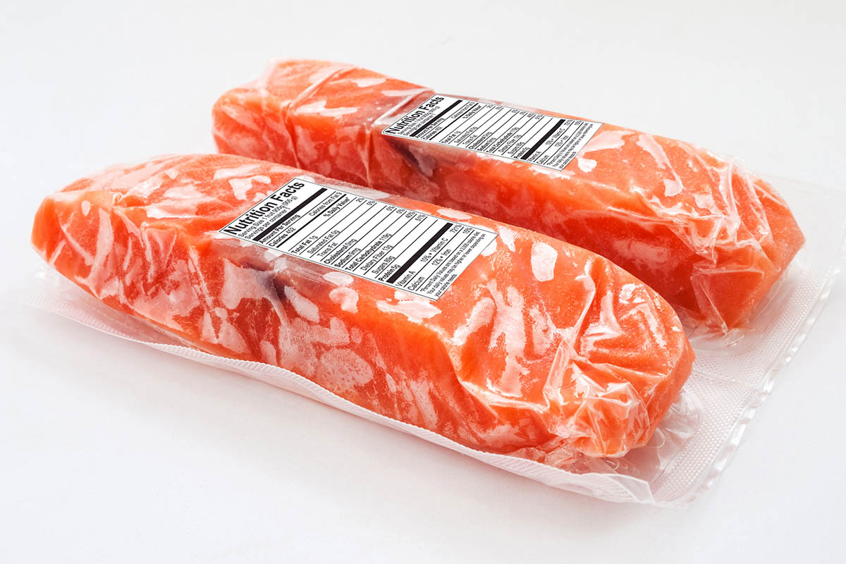 Lebensmitteletikett auf Lachsverpackung aus Folie