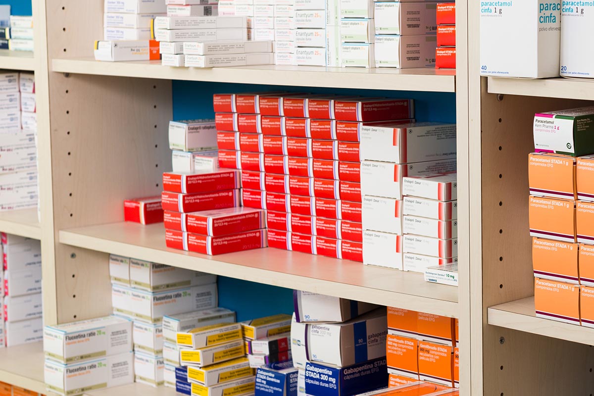 Pharmaverpackungen im Regal in der der Apotheke