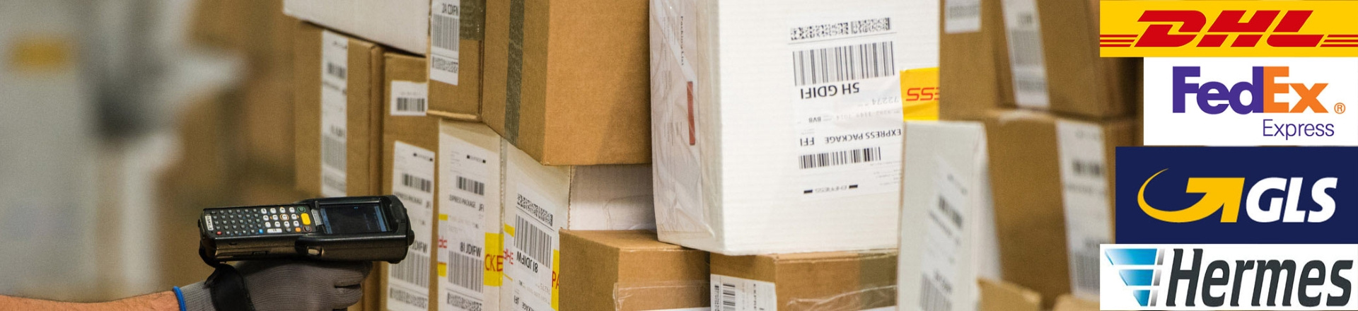 Logistiketiketten und Transportetiketten auf Karton, Mann mit Handscanner, mit Logos Online-Versender, Querformat