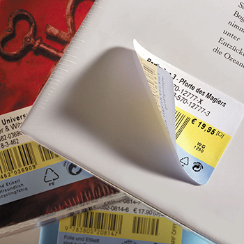 Ablösbares Buchetikett auf einem Buchrücken, eine Ecke abgelöst
