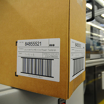 Laseraktivierbare Etiketten: Versandetikett auf braunem Karton in der Logistik