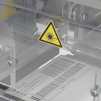 Laseraktivierbare Etiketten mit Barcode im Produktionsprozess, Detailaufnahme der CO2-Laserdruck Einheit