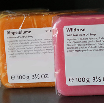 Produktkennzeichnungetiketten auf in Folie eingepackter bunter Seife