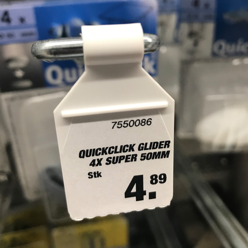 Lösungen Baustoffsektor: Klapphaken mit Etikettenfahne im Baumarkt, Vorderseite
