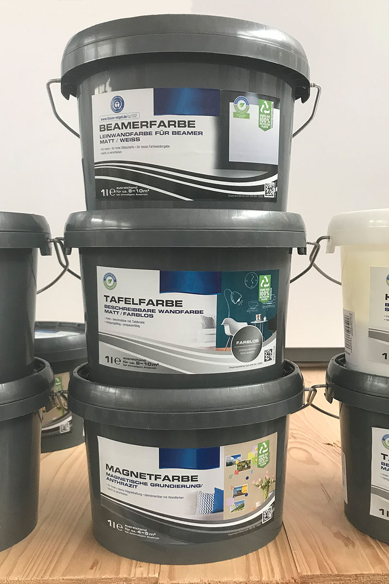 Lösungen Baustoffsektor: Digitaldrucketikett auf kleinen Farbeimern, Motiv Tafelfarbe