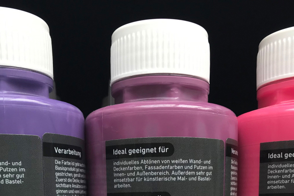 Lösungen Baustoffsektor: Digitaldrucketiketten auf Farbflaschen im Baumarktregal, Detail Rückseite