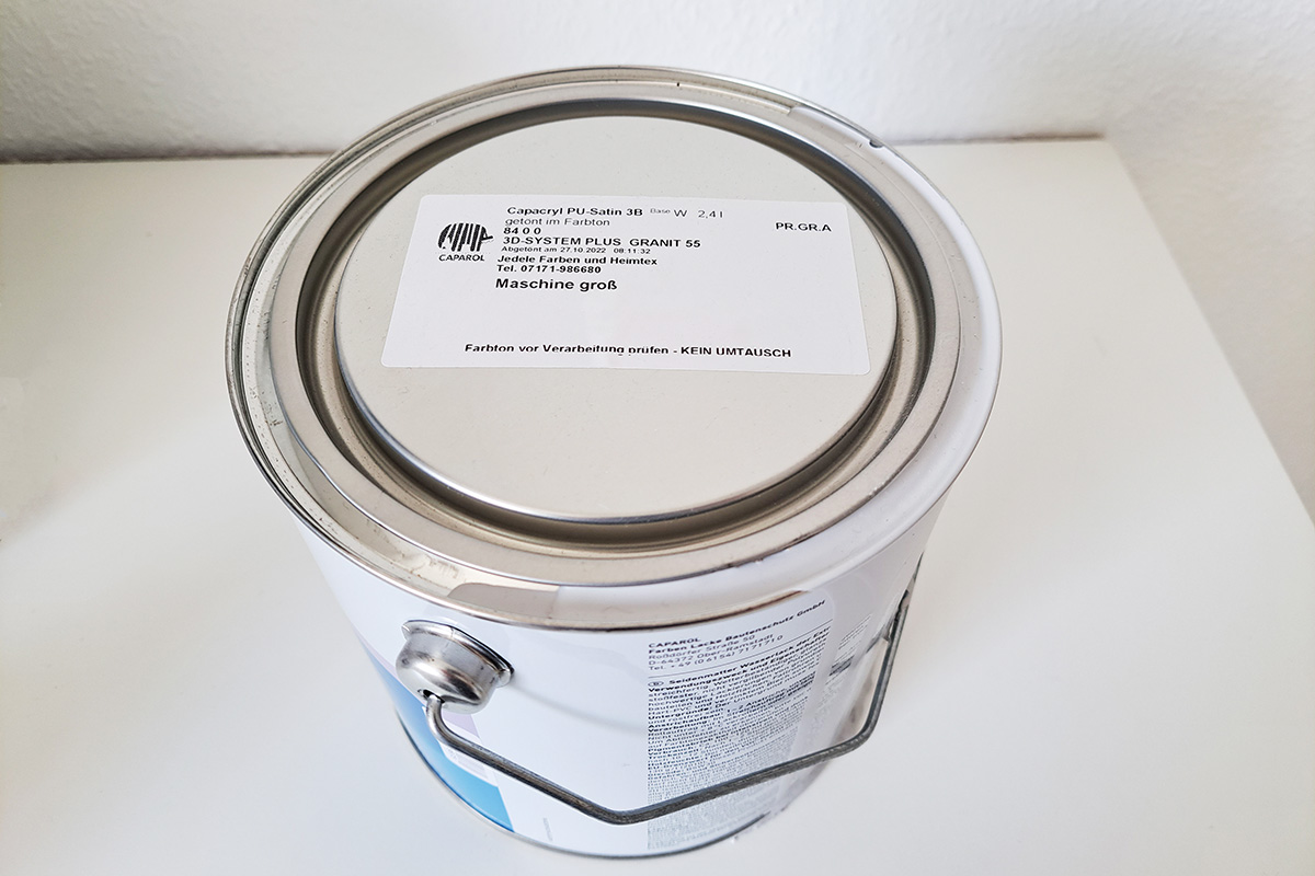 Lösungen Baustoffsektor: Thermotransferbedrucktes Inhaltsetikett auf Farbdose mit individuell angemischter Farbe im Baumarkt