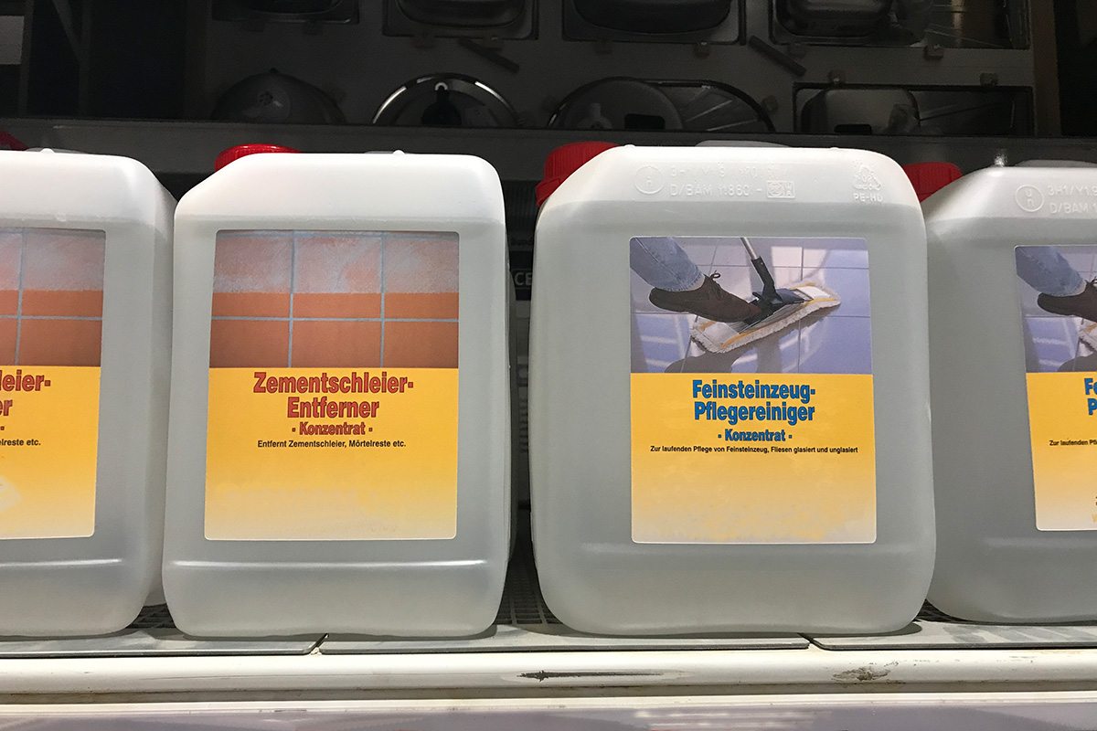 Lösungen Baustoffsektor: Digitaldrucketiketten auf Industriekanistern, diverse Größen, Motiv Zementschleierentferner und Feinsteinzeugpflegemittel