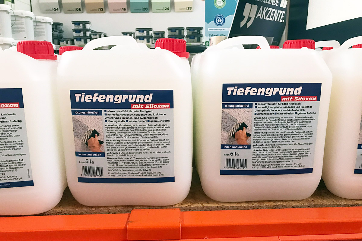 Lösungen Baustoffsektor: Digitaldrucketiketten auf großem Industriekanister im Baumarktregal, Motiv Tiefengrund mit Siloxan