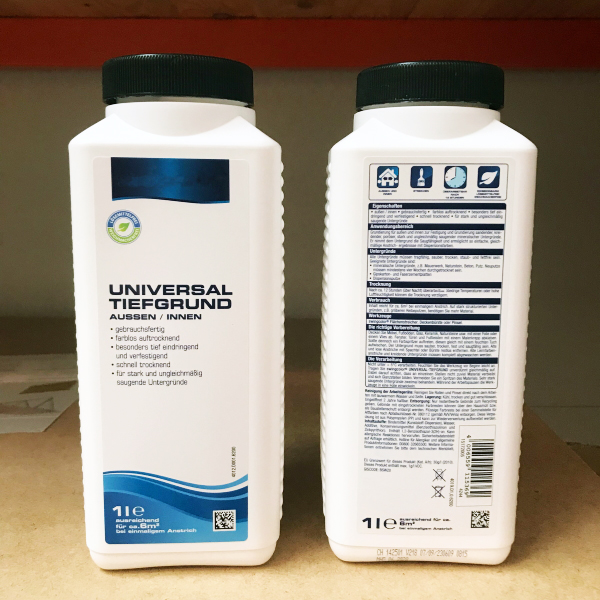 Lösungen Baustoffsektor: Digitaldrucketiketten auf kleinen Industriekanistern im Baumarktregal, Motiv Universaltiefgrund