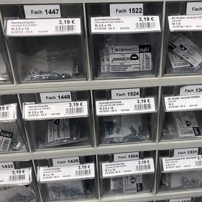 Lösungen Baustoffsektor: Regalkennzeichnung im Baumarkt (kleine Schubladen für Schrauben), thermotransferbedruckte Etiketten mit Inhalt, Preis, Barcode