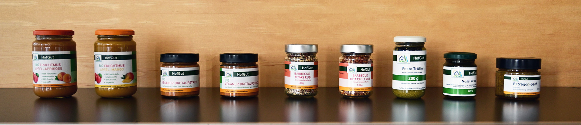 Rollenetiketten im Digitaldruck online bestellen: 9 verschiedene Produkte im Glas, mit Glasetiketten, Holzhintergrund