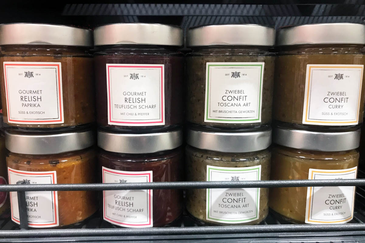 Rollenetiketten im Digitaldruck online bestellen: Glas-Etiketten auf Relish, Sonderform, im Regal