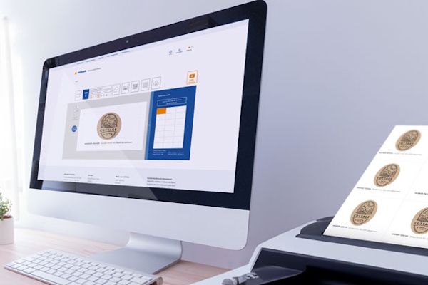 HERMA Etiketten-Assistent online: Etikettengestaltung am Bildschirm. Drucker mit selbst ausgedruckten Etiketten.