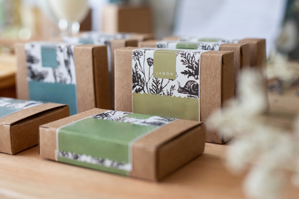 Etsy Produktetiketten für Seife: bedruckte Etiketten als Banderole um einen neutralen braunen Karton sind Produktetiketten und Verschlussetiketten in einem.