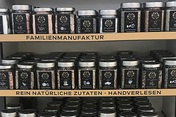 Rollenetiketten im Digitaldruck online bestellen: Gewürzgläser mit Gewürzetiketten im Regal