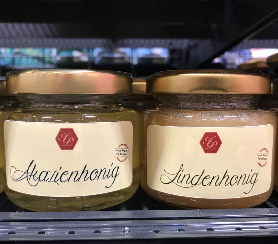 Rollenetiketten im Digitaldruck online bestellen: Honigetiketten auf Akazienhonig im Regal