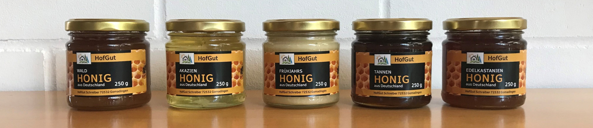 Rollenetiketten im Digitaldruck online bestellen: 5 verschiedene Honigetiketten vor hellem Hintergrund, Querformat