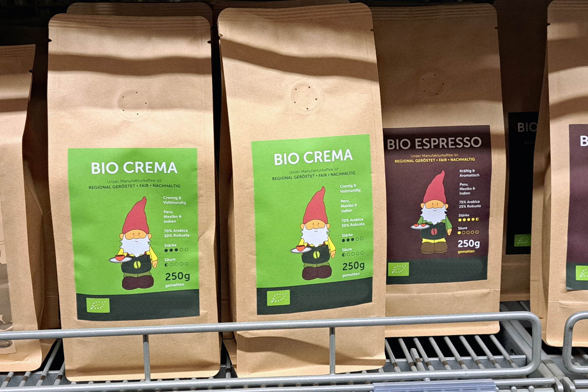Rollenetiketten im Digitaldruck online bestellen: Kaffee-Etiketten auf Packungen im Regal