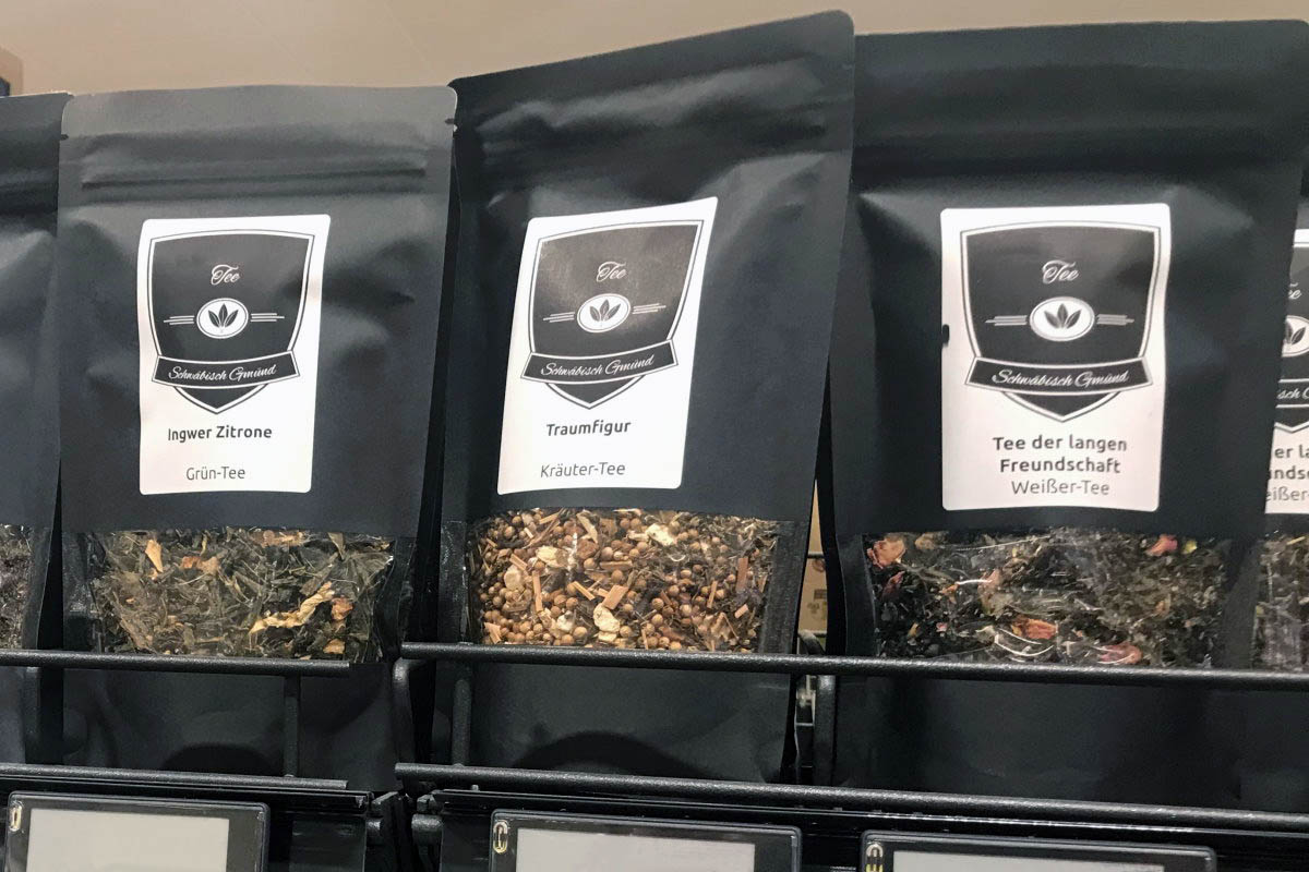 Rollenetiketten im Digitaldruck online bestellen: Tee-Etiketten auf schwarzen Verpackungen im Regal