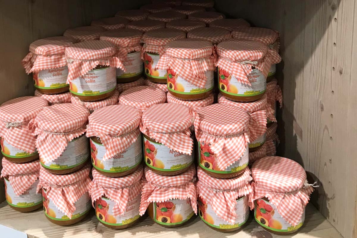 Rollenetiketten im Digitaldruck online bestellen: Marmeladenetiketten auf Gläsern mit Fruchtaufstrich, viele Gläser im Regal, Ausschnitt