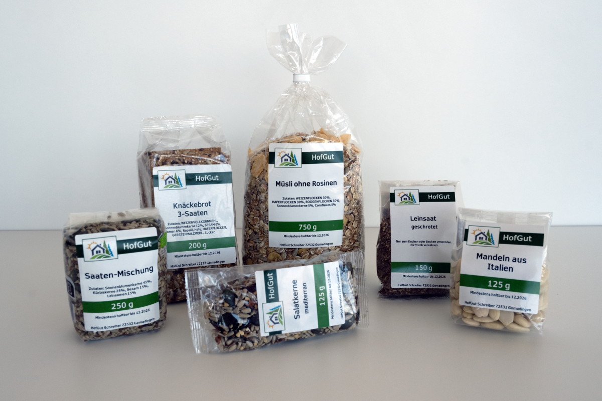 Rollenetiketten im Digitaldruck online bestellen: Verschiedene Verpackungen mit trockenen Lebensmitteln, darunter Müsli, Saaten-Mischung und Mandeln, mit digital gedruckten Etiketten.