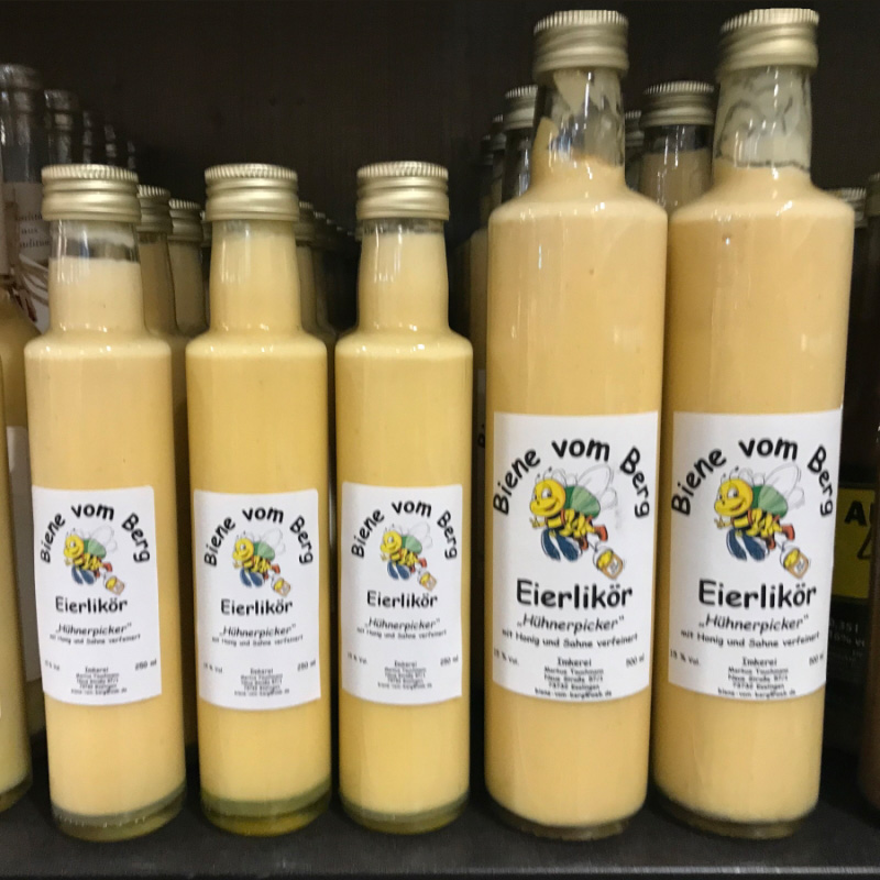 Rollenetiketten im Digitaldruck online bestellen: Eierlikör-Etiketten auf Flaschen im Regal