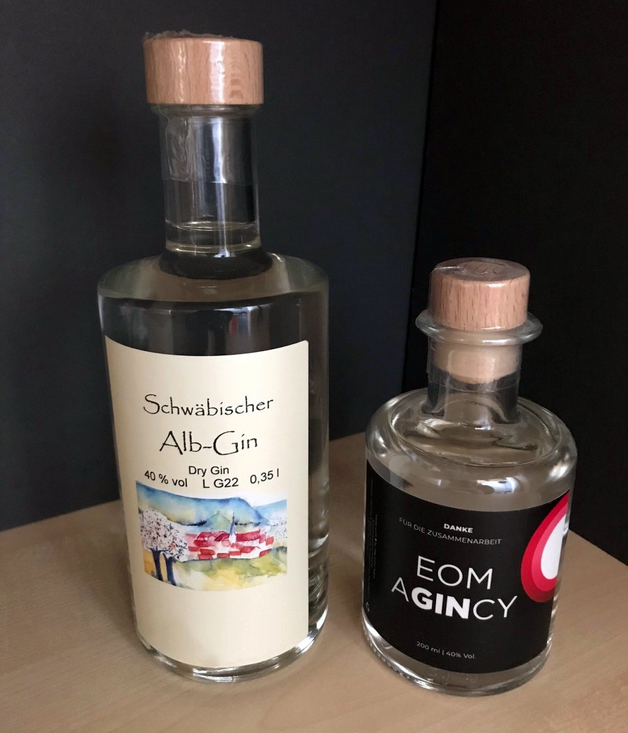 Rollenetiketten im Digitaldruck online bestellen: Gin-Etiketten auf Flaschen im Regal