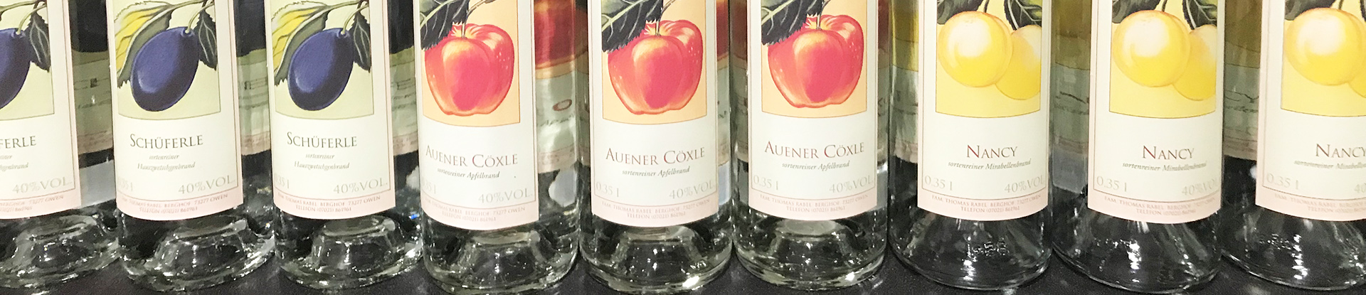 Rollenetiketten im Digitaldruck online bestellen: Schnapsetiketten auf Flaschen im Regal, Querformat