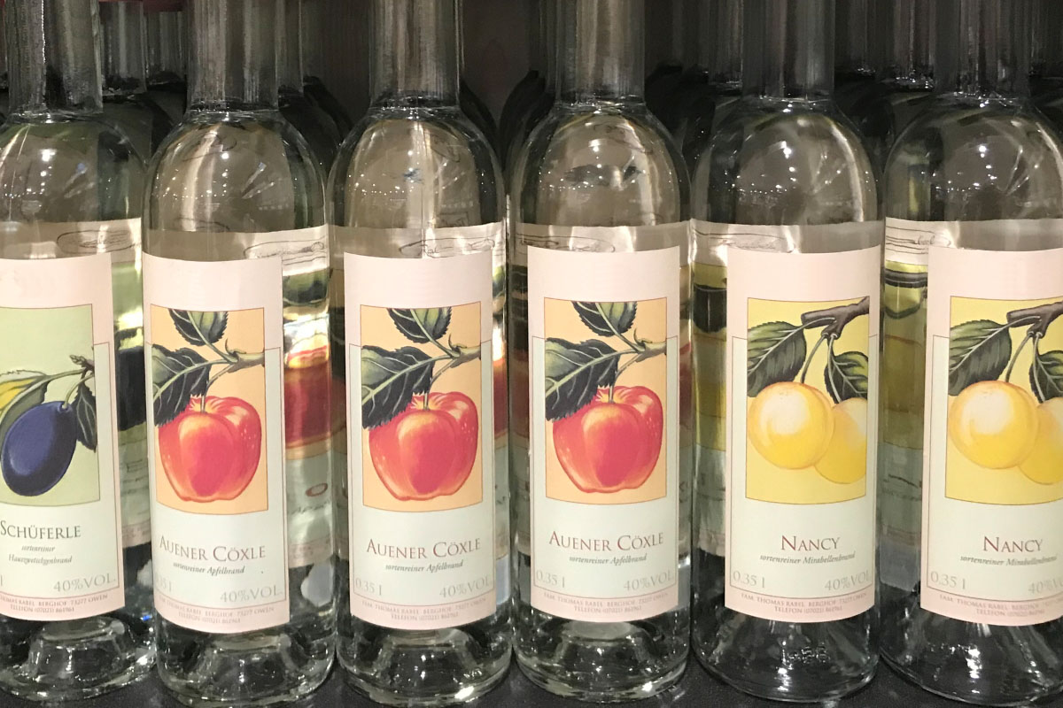 Rollenetiketten im Digitaldruck online bestellen: Schnapsetiketten auf Flaschen im Regal