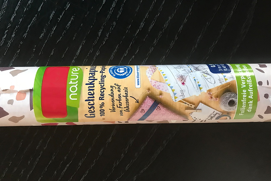 Two-in-one: Geschenkpapierrolle mit Digitaldrucketikett als Produkt- und Verschlussetikett