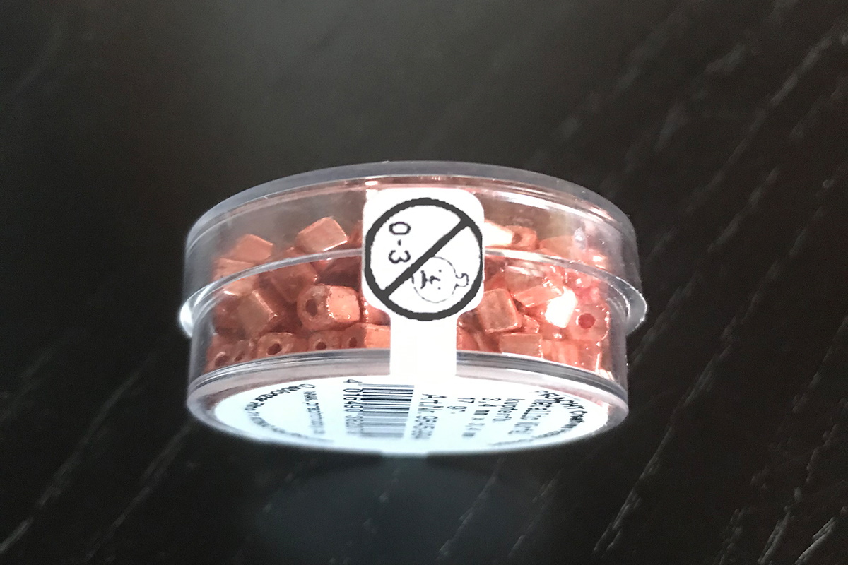 Two-in-one Produktetikett und Verschlussetiketten, Etiketten in Sonderform auf Perlendose, thermotransferbedruckt