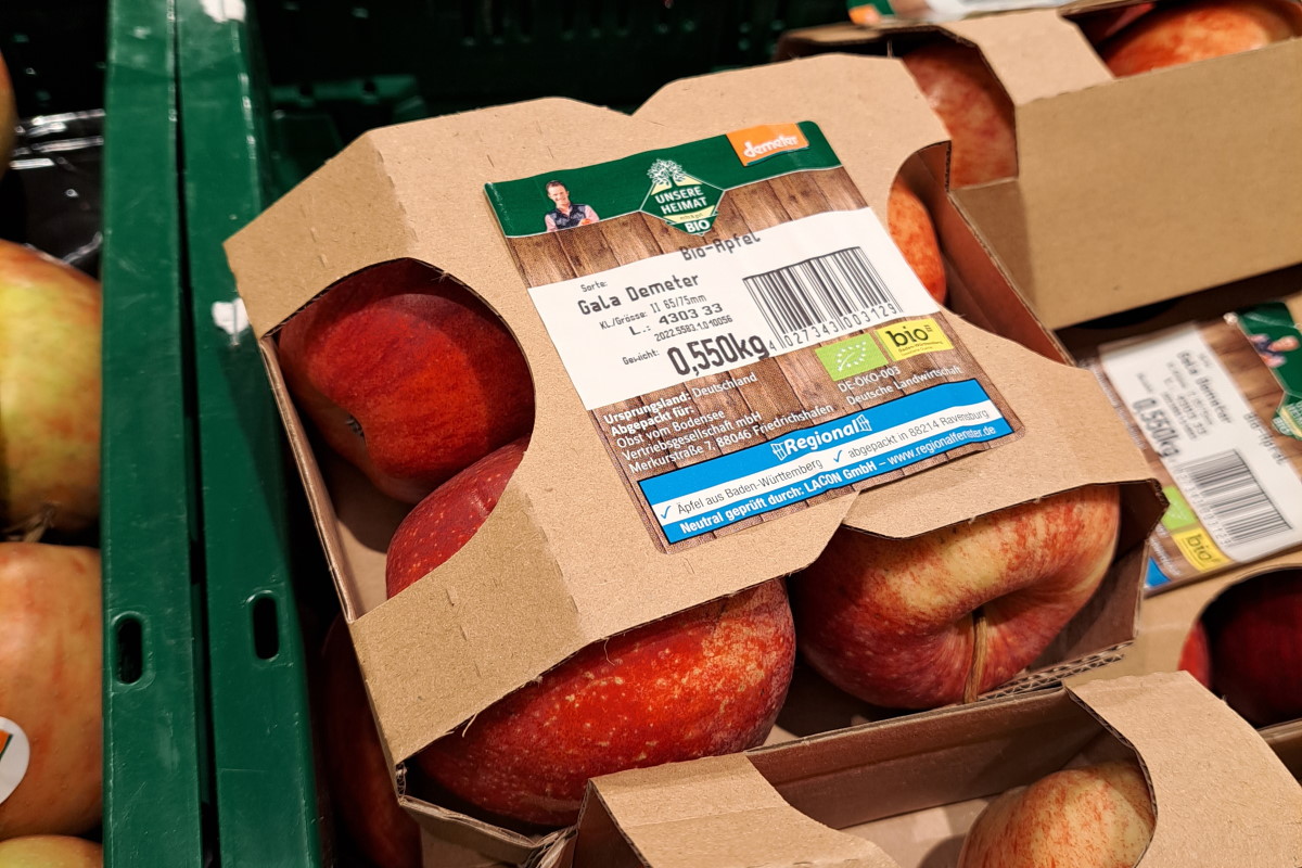 Nachhaltige Etiketten: Apfel in Kartonverpackung mit Etikett